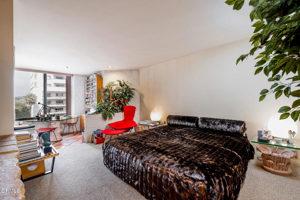 10724 Wilshire Boulevard, Unit 607 Los Angeles, CA 90024 - Photo 21 of 33 a bed sitting in a room next to a window