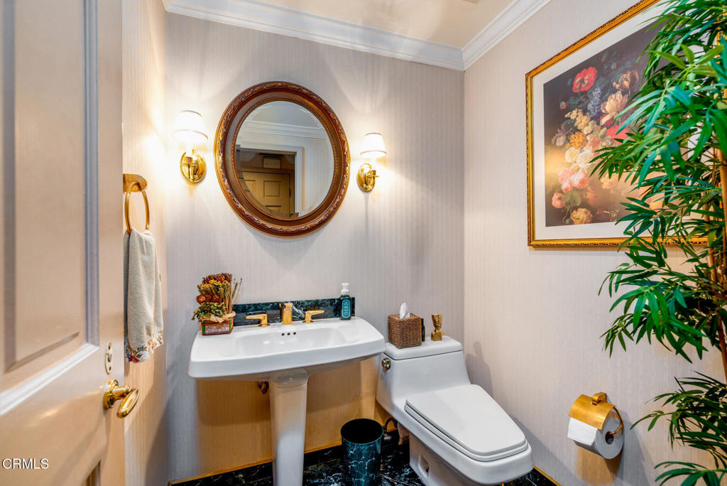 10724 Wilshire Boulevard, Unit 607 Los Angeles, CA 90024 - Photo 28 of 33 a bathroom with a toilet a sink and a mirror