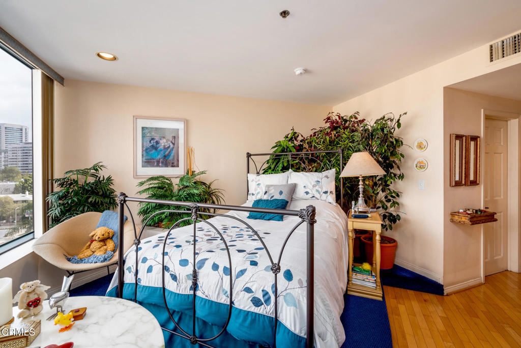 10724 Wilshire Boulevard, Unit 607 Los Angeles, CA 90024 - Photo 9 of 33 a view of a dining room with furniture and wooden floor