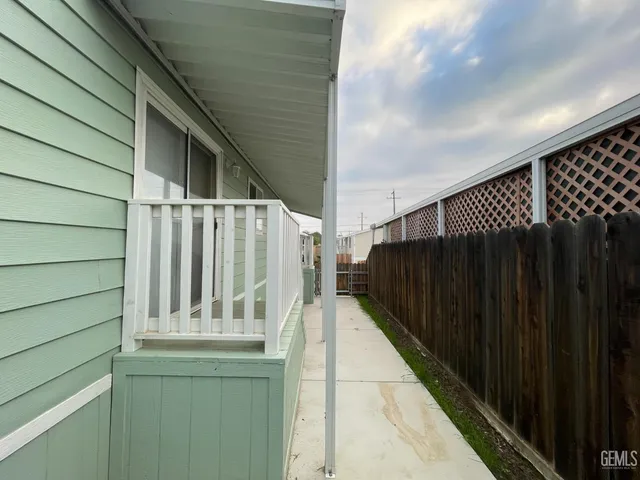 a view of a house with backyard