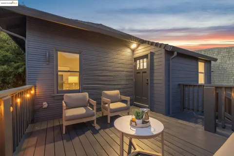 a view of a house with backyard and porch