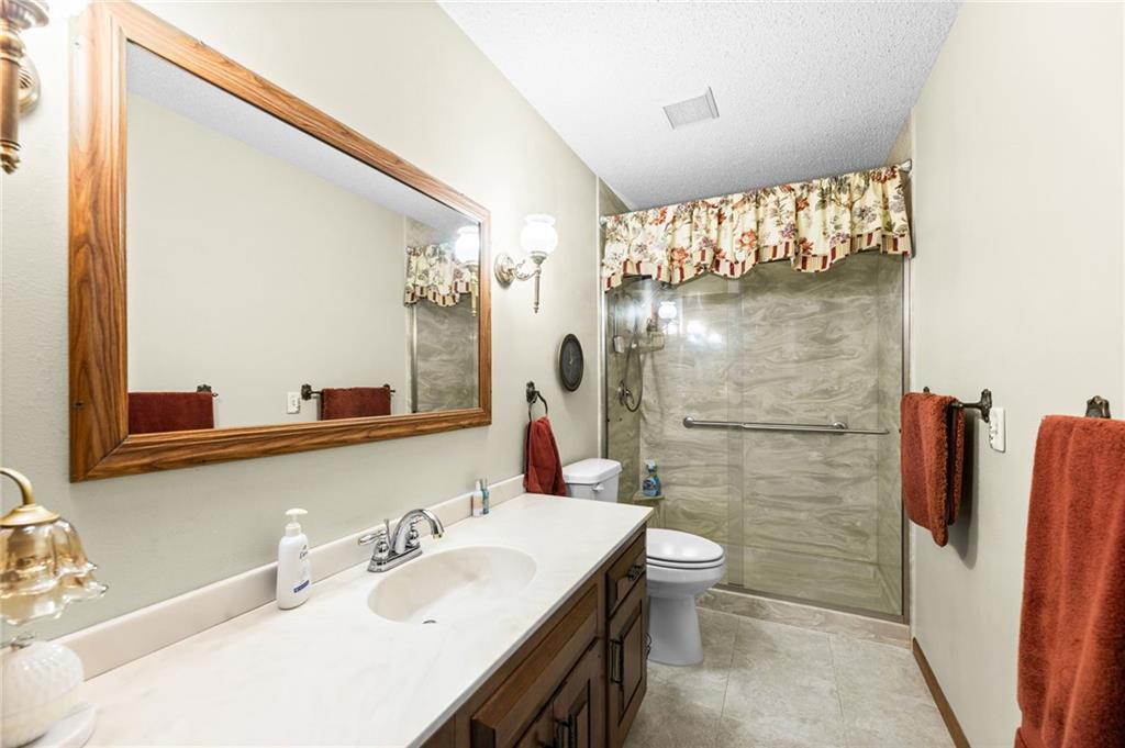 21 West Edwards Street Iola, KS 66749 - Photo 22 of 64