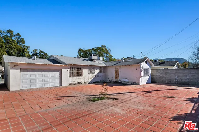 $940,000 | 711 North Priscilla Lane, Burbank, CA 91505