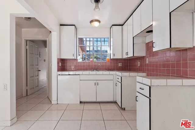 $940,000 | 711 North Priscilla Lane, Burbank, CA 91505