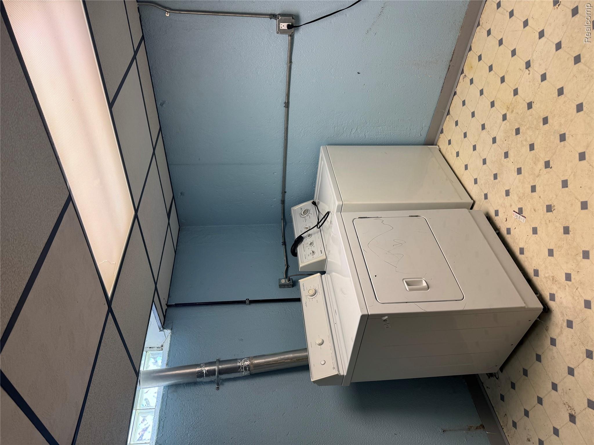 31263 Hayes Road Warren, MI 48088 - Photo 23 of 27 Laundry area featuring light floors, washing machine and dryer, and a paneled ceiling