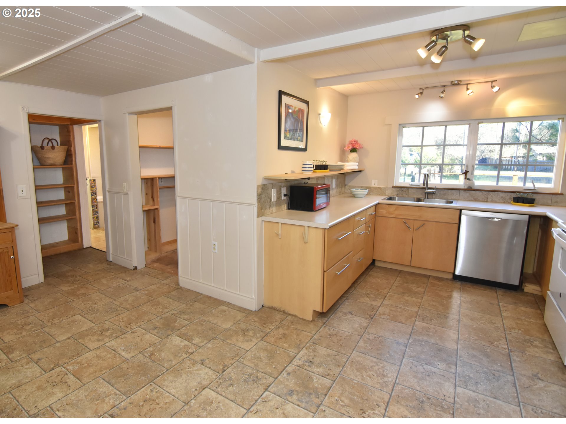25745 Jeans Road Veneta, OR 97487 - Photo 11 of 42 Kitchen/Dining Room