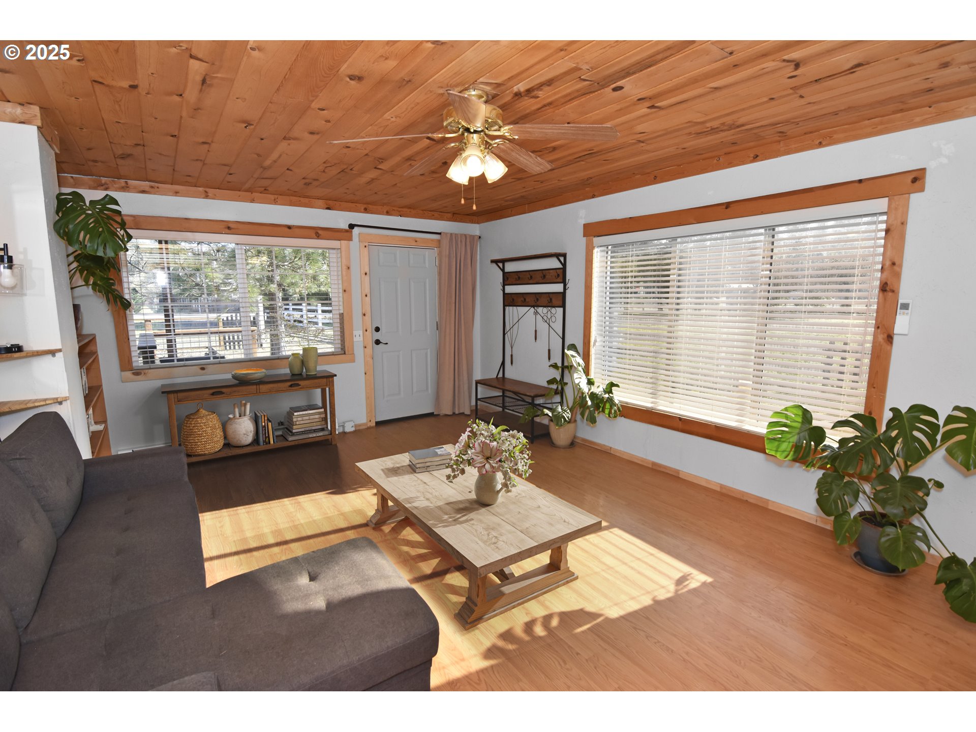 25745 Jeans Road Veneta, OR 97487 - Photo 5 of 42 Living Room