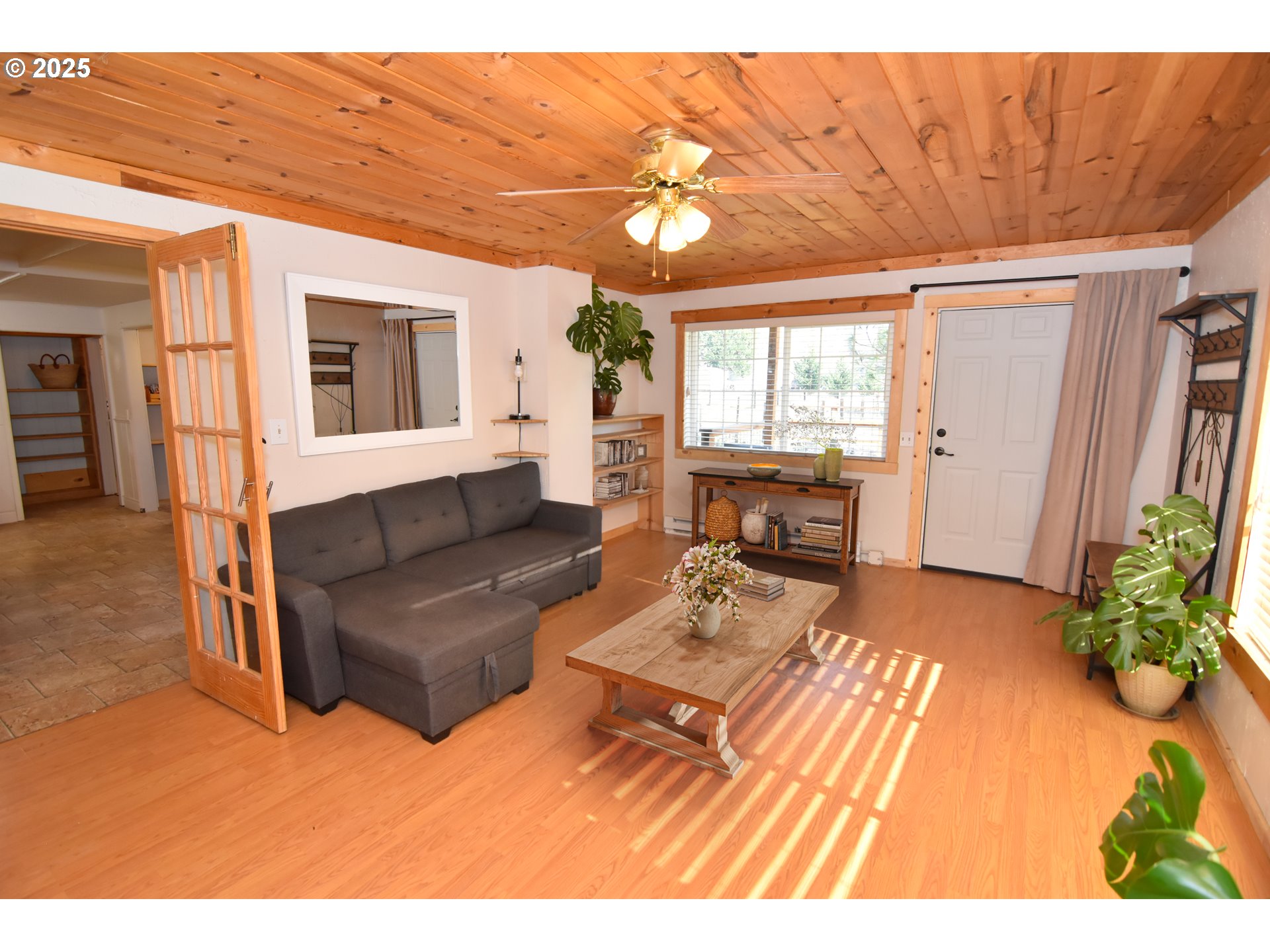 25745 Jeans Road Veneta, OR 97487 - Photo 6 of 42 Living Room