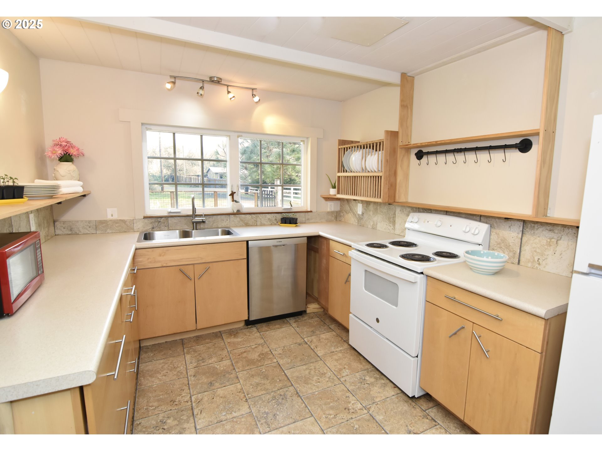 25745 Jeans Road Veneta, OR 97487 - Photo 8 of 42 Kitchen