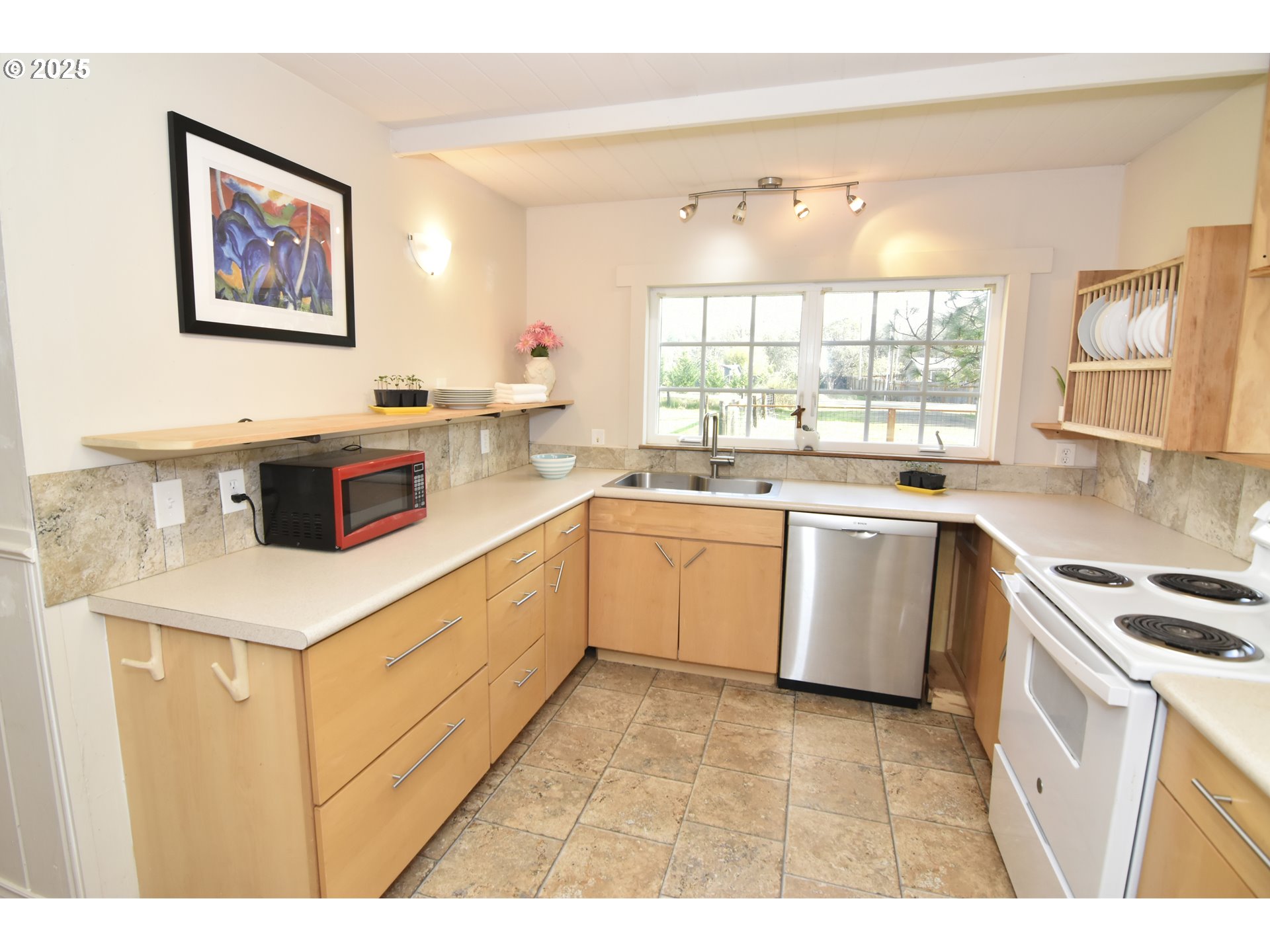 25745 Jeans Road Veneta, OR 97487 - Photo 9 of 42 Kitchen