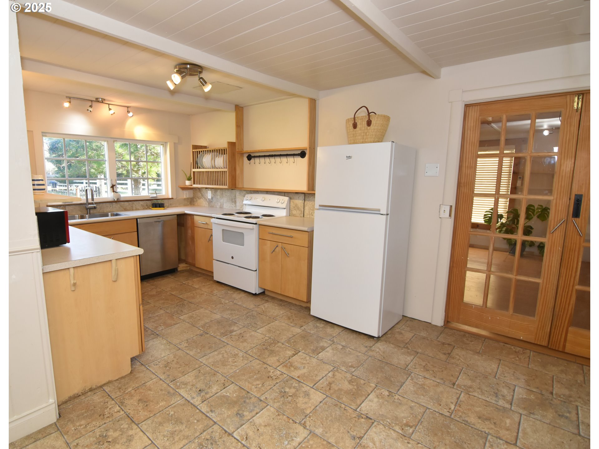 25745 Jeans Road Veneta, OR 97487 - Photo 10 of 42 Kitchen/Dining Room