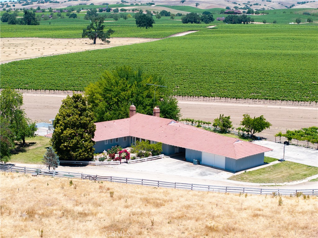 5275 Camp 8 Road Paso Robles, CA 93446 - Photo 4 of 32 a view of a house with a yard