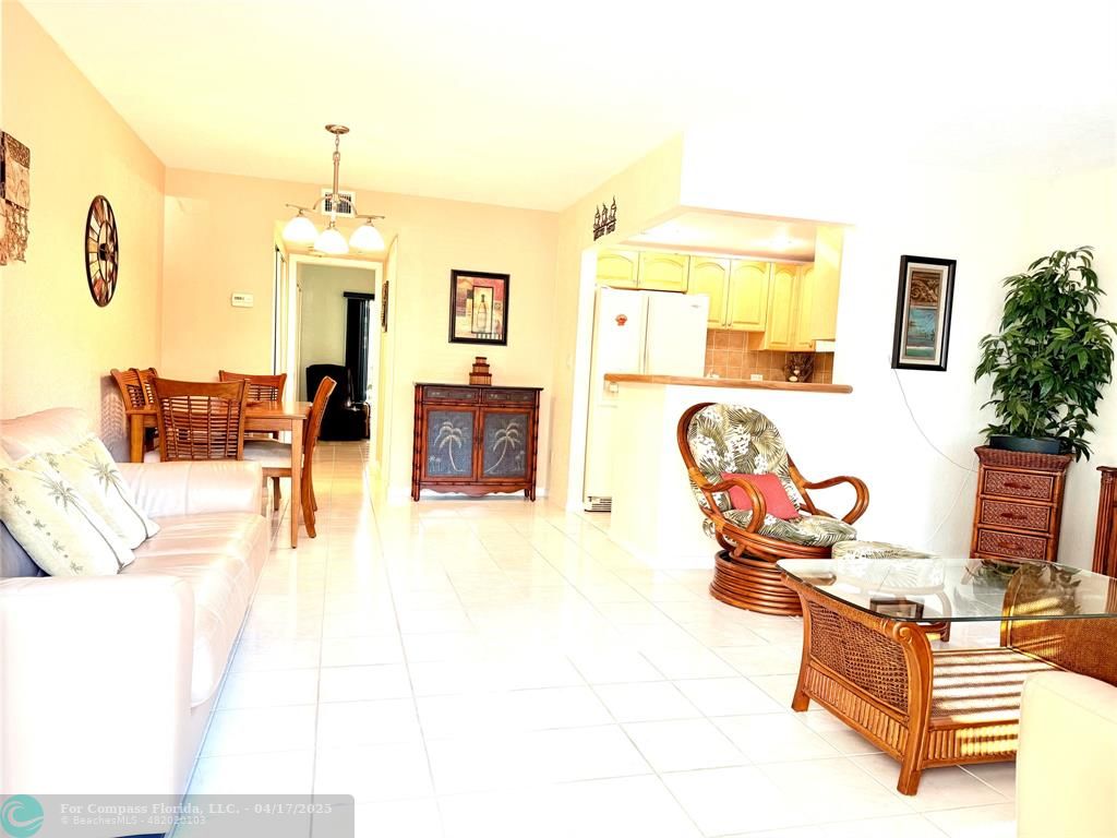 42 Tilford C, Unit 42 Deerfield Beach, FL 33442 - Photo 3 of 50 a living room with furniture