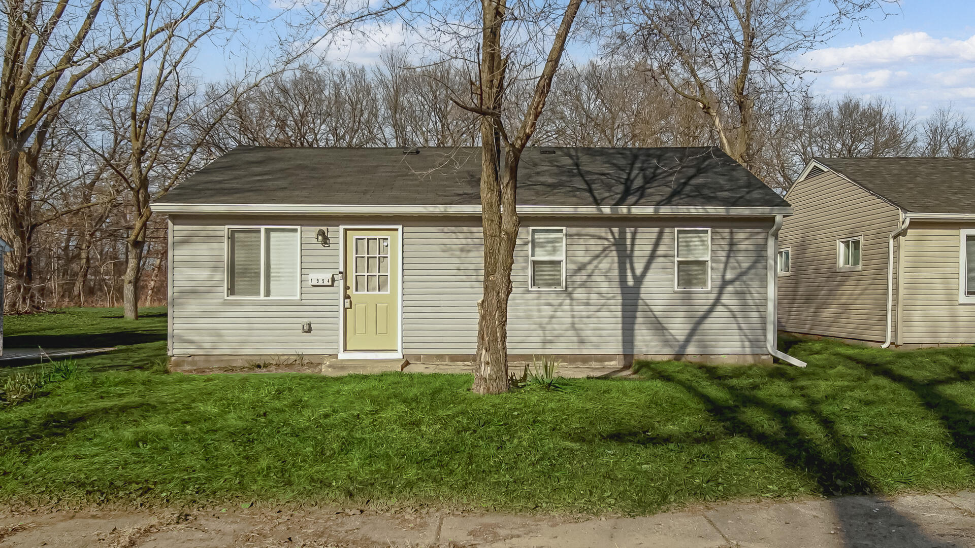 a view of a house with a yard