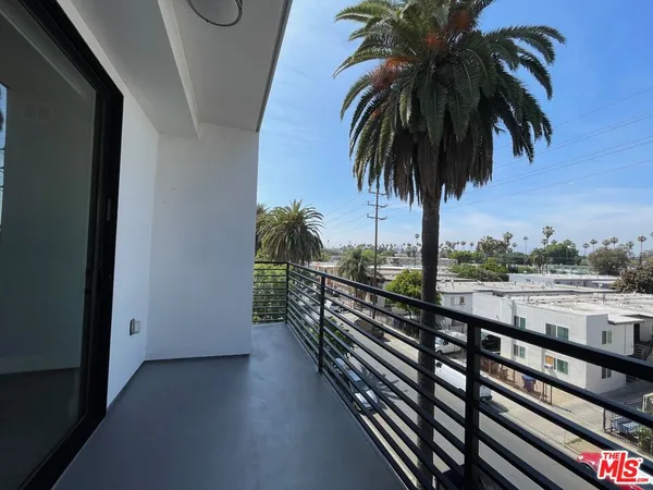 $2,800 | 14612 Calvert Street, Unit 401, Van Nuys, CA 91411