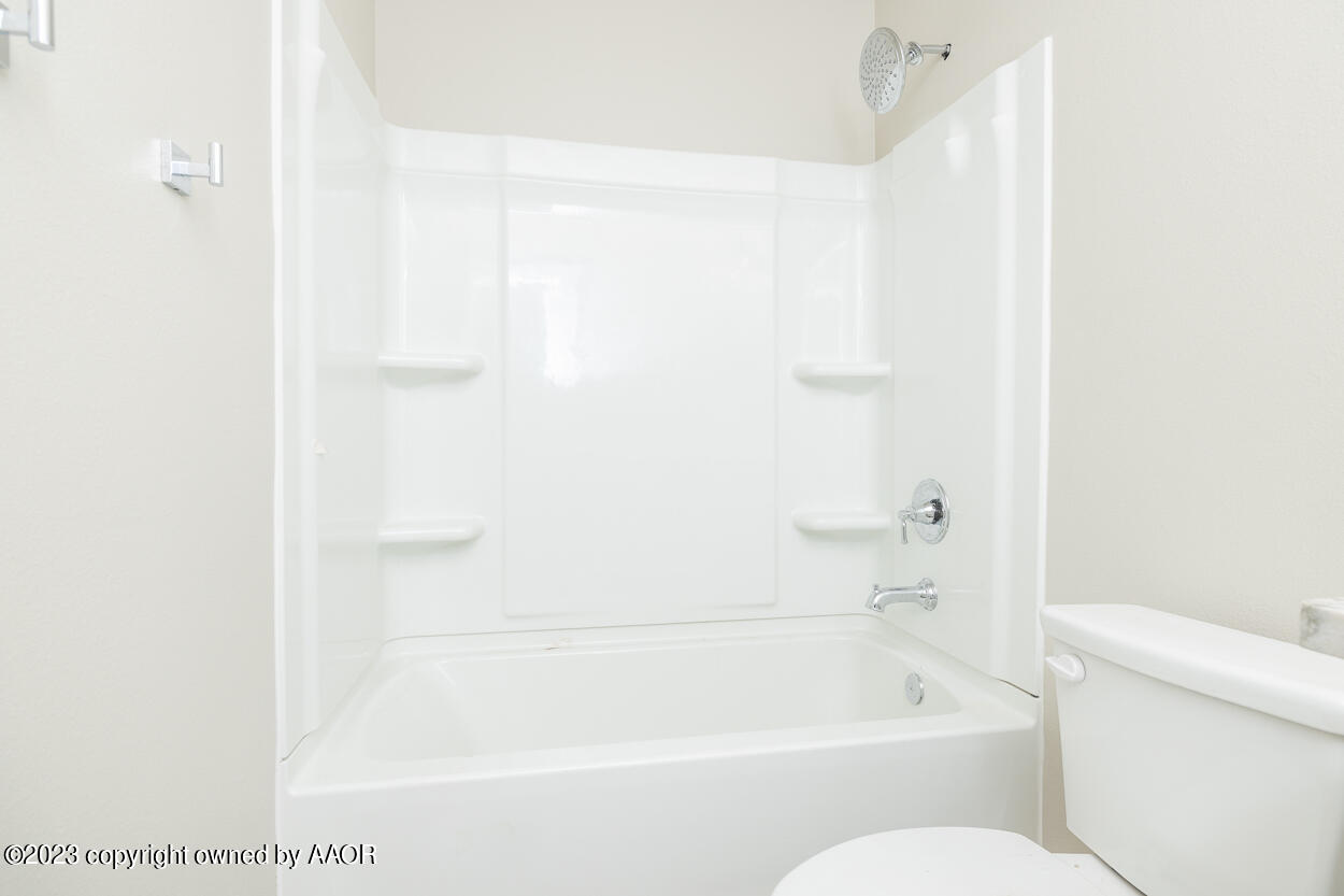 1537 Montaluse Road Amarillo, TX 79118 - Photo 12 of 17 Guest Bath