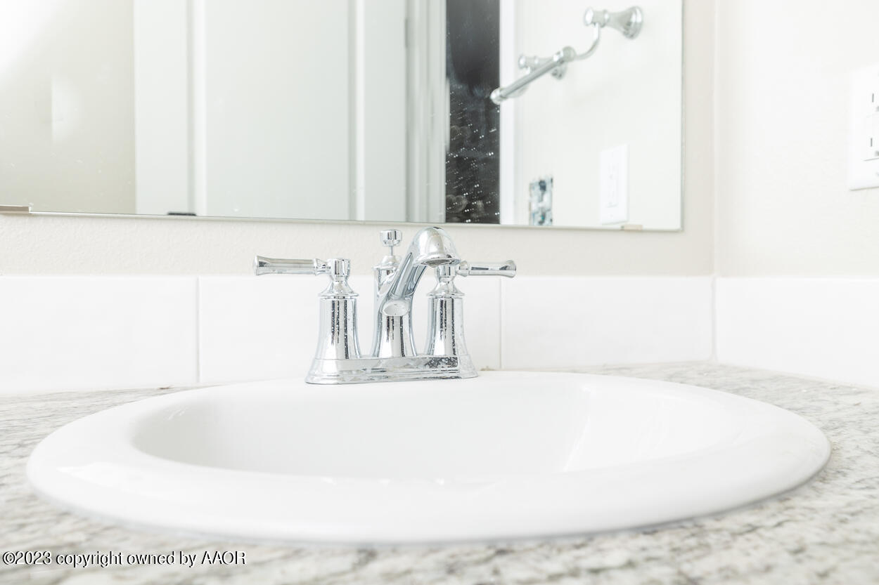 1537 Montaluse Road Amarillo, TX 79118 - Photo 13 of 17 Guest Bath