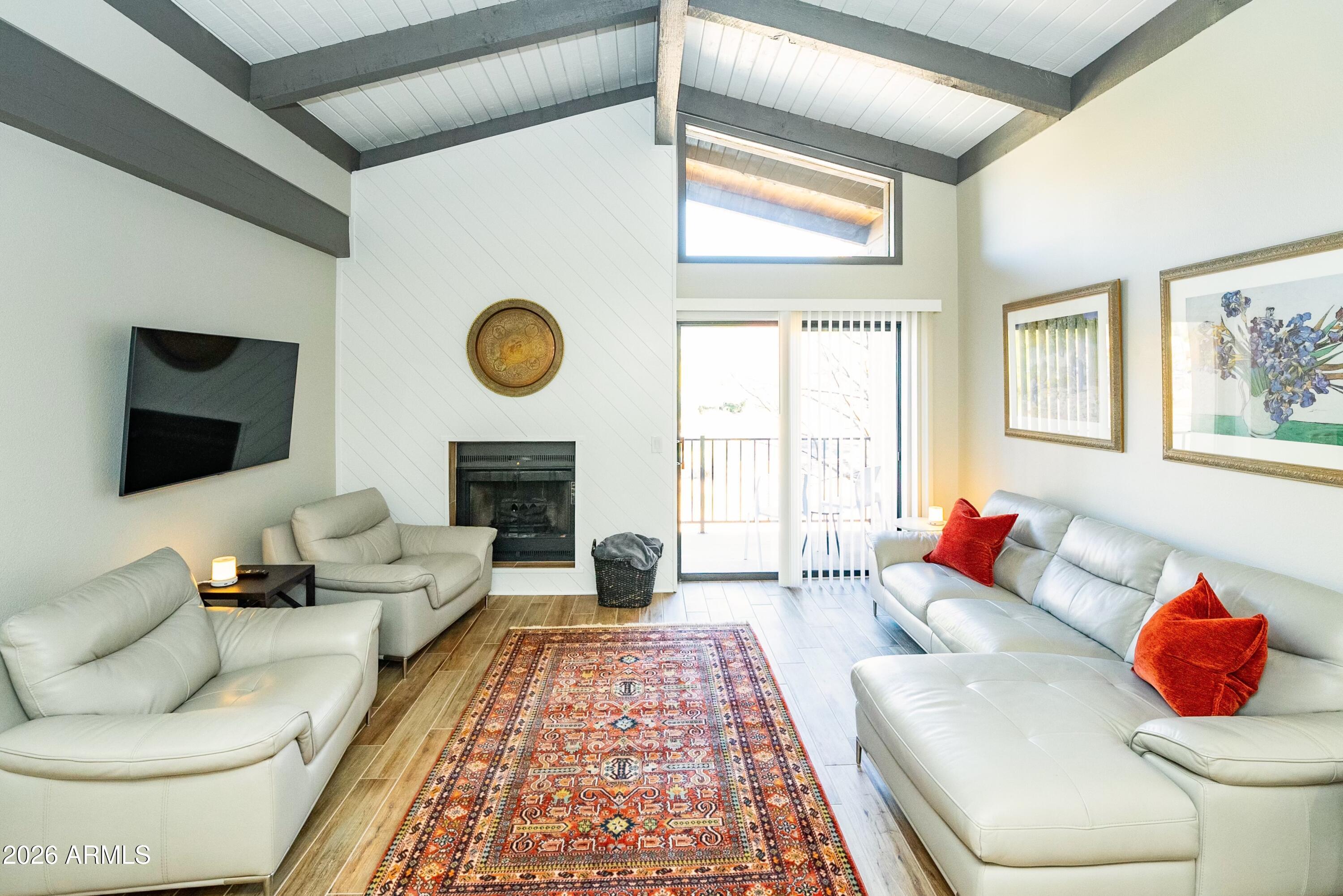 65 Verde Valley School Road, Unit B9 Sedona, AZ 86351 - Photo 10 of 36 Vaulted Ceilings and TNG wall accents