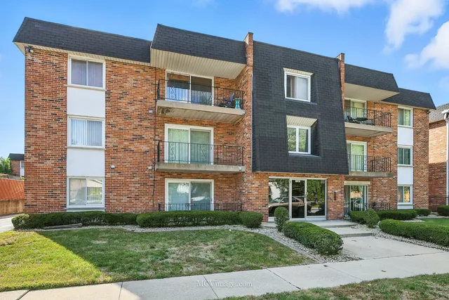 $79,000 | 1040 Hirsch Boulevard, Unit 204, Calumet City, IL 60409