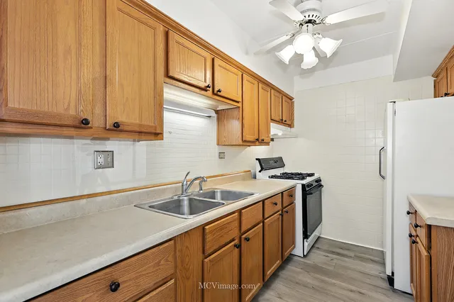 $79,000 | 1040 Hirsch Boulevard, Unit 204, Calumet City, IL 60409