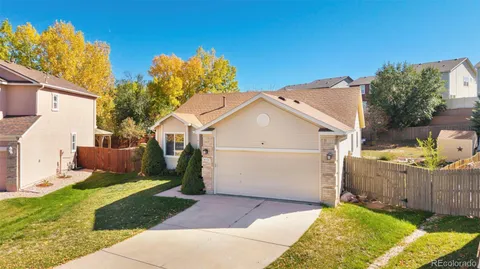 a view of a back yard of the house