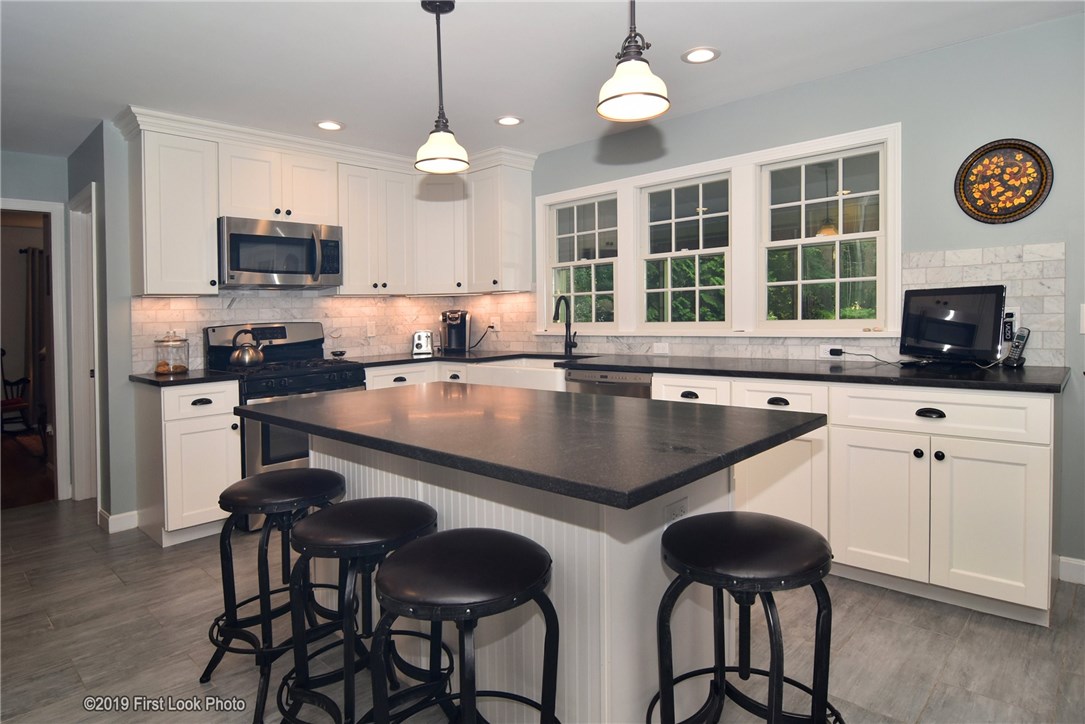 51 Wapping Road Portsmouth, RI 02871 - Photo 4 of 38