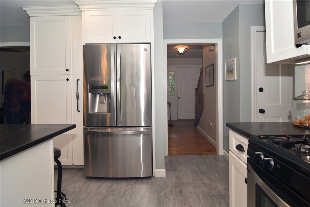 51 Wapping Road Portsmouth, RI 02871 - Photo 5 of 38