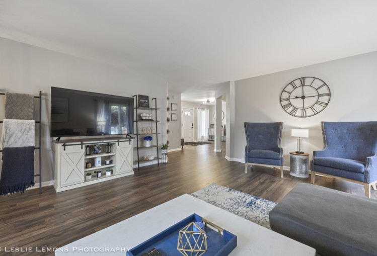 707 South Finley Road Lombard, IL 60148 - Photo 7 of 25 a living room with furniture and a flat screen tv