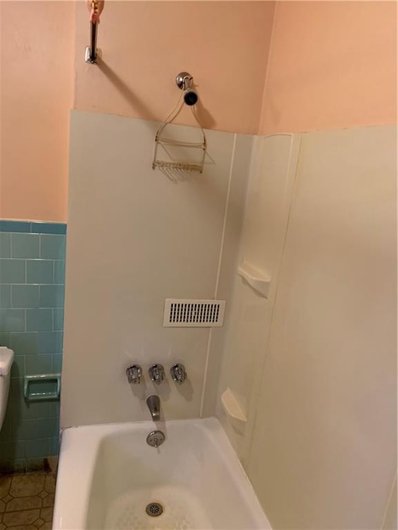 255 Southern Avenue Pittsburgh, PA 15211 - Photo 18 of 25 a bathroom with a bathtub