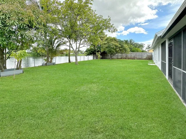 a view of yard with green space