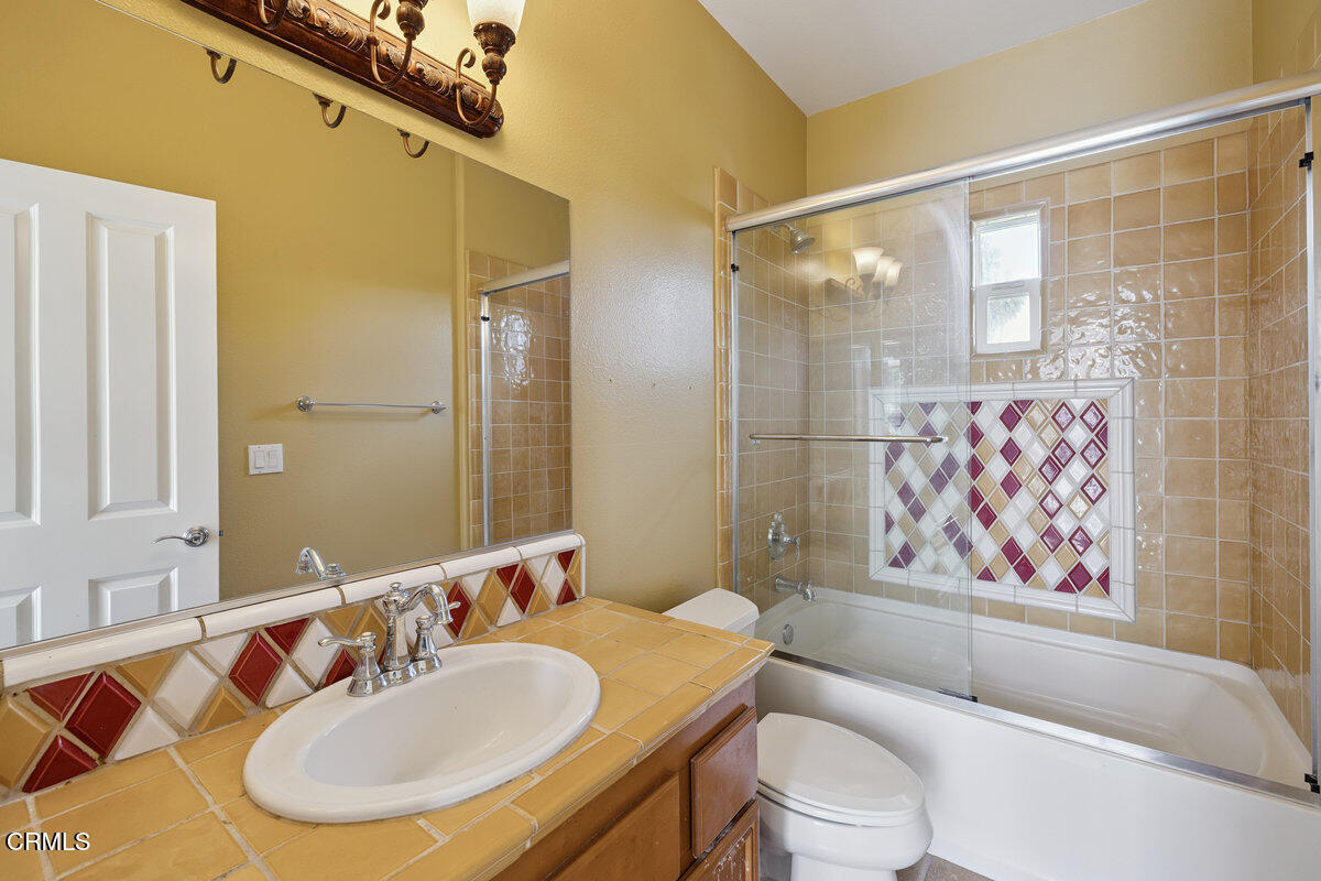 3401 Aviara Lane Oxnard, CA 93036 - Photo 42 of 55 a bathroom with a bath tub a sink and a mirror