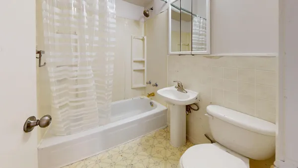 $1,445 | 604 Holly Avenue, Unit 204, St. Paul, MN 55102