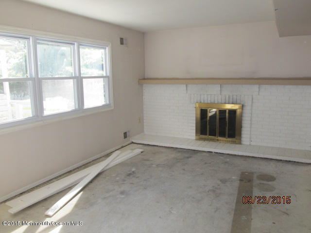 1035 Frontage Road Toms River, NJ 08753 - Photo 4 of 9 Living Room
