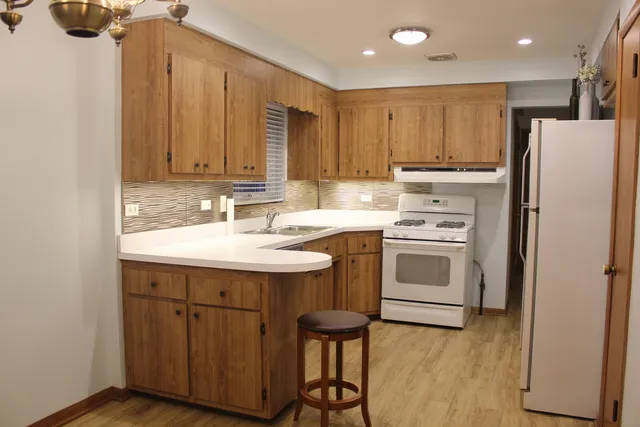 $2,700 | 7615 West Devon Avenue, Chicago, IL 60631