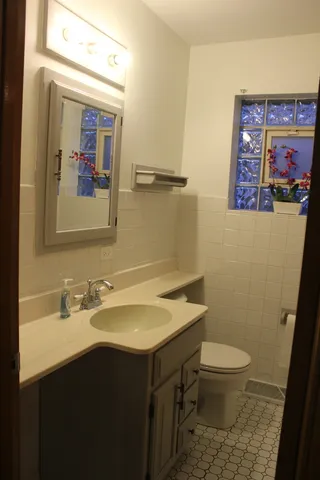 $2,700 | 7615 West Devon Avenue, Chicago, IL 60631