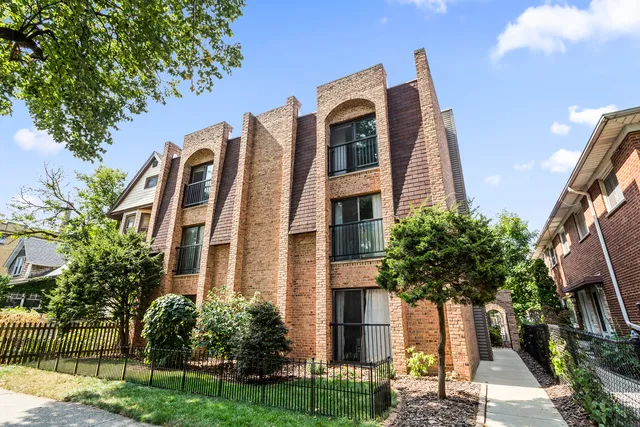 $330,000 | 4876 North Hermitage Avenue, Unit 102, Chicago, IL 60640