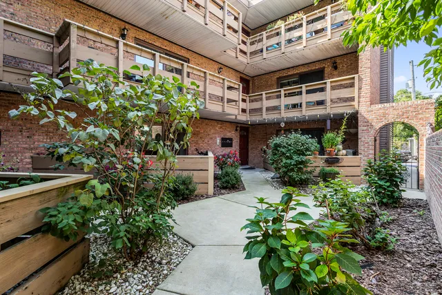 $330,000 | 4876 North Hermitage Avenue, Unit 102, Chicago, IL 60640