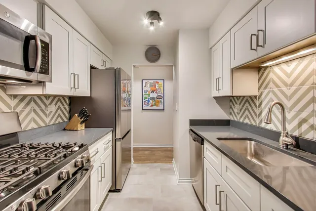 $330,000 | 4876 North Hermitage Avenue, Unit 102, Chicago, IL 60640