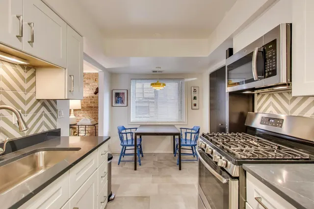 $330,000 | 4876 North Hermitage Avenue, Unit 102, Chicago, IL 60640