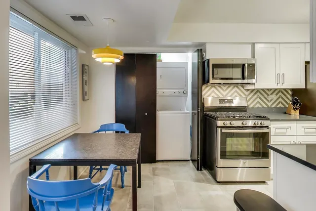 $330,000 | 4876 North Hermitage Avenue, Unit 102, Chicago, IL 60640