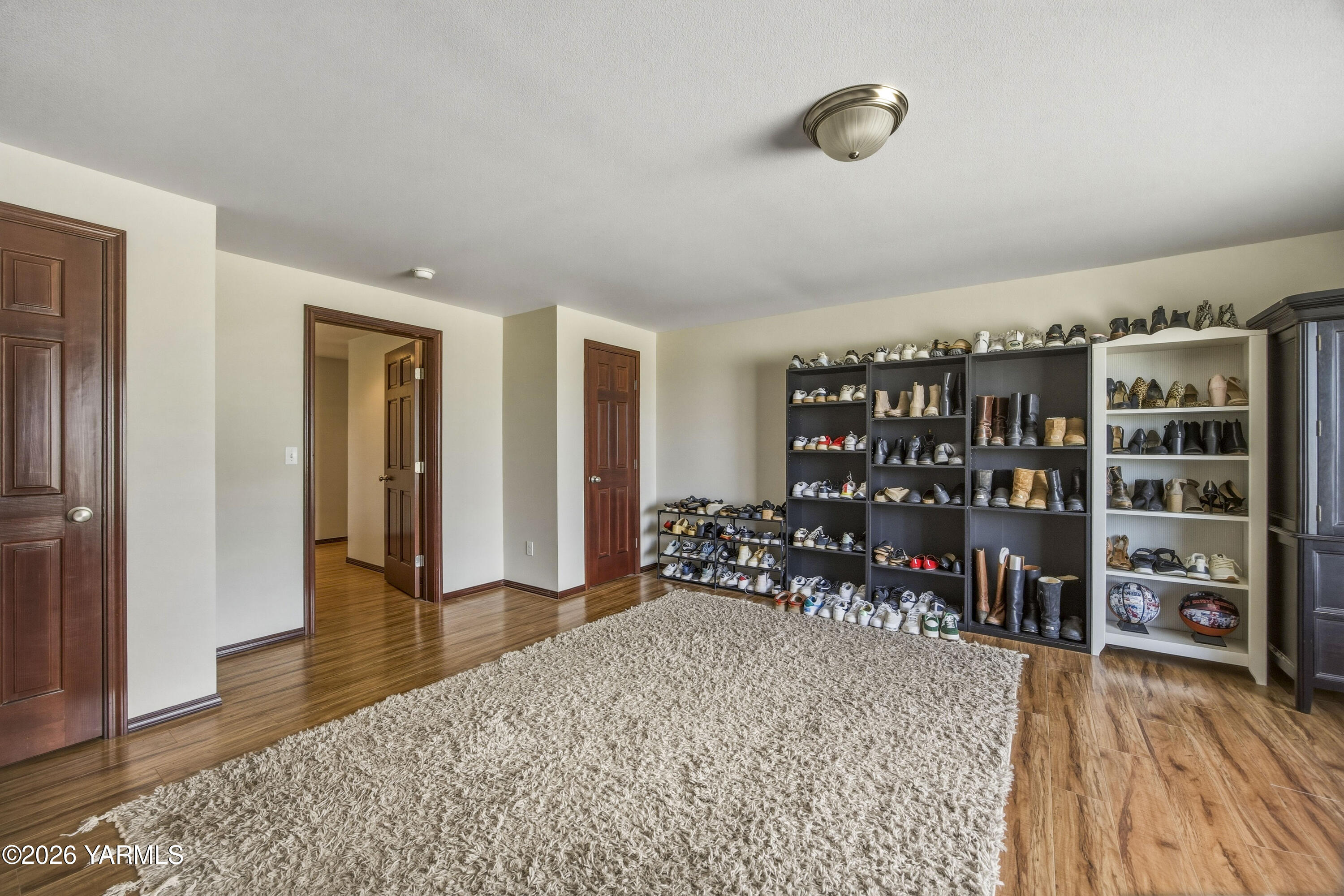 2050 Olmstead Road Grandview, WA 98930 - Photo 38 of 60 a view of a livingroom with furniture and a rug