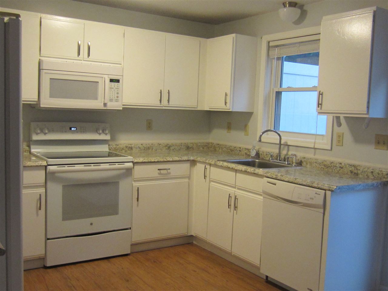 1025 South Mammoth Road, Unit 4 Manchester, NH 03109 - Photo 4 of 17