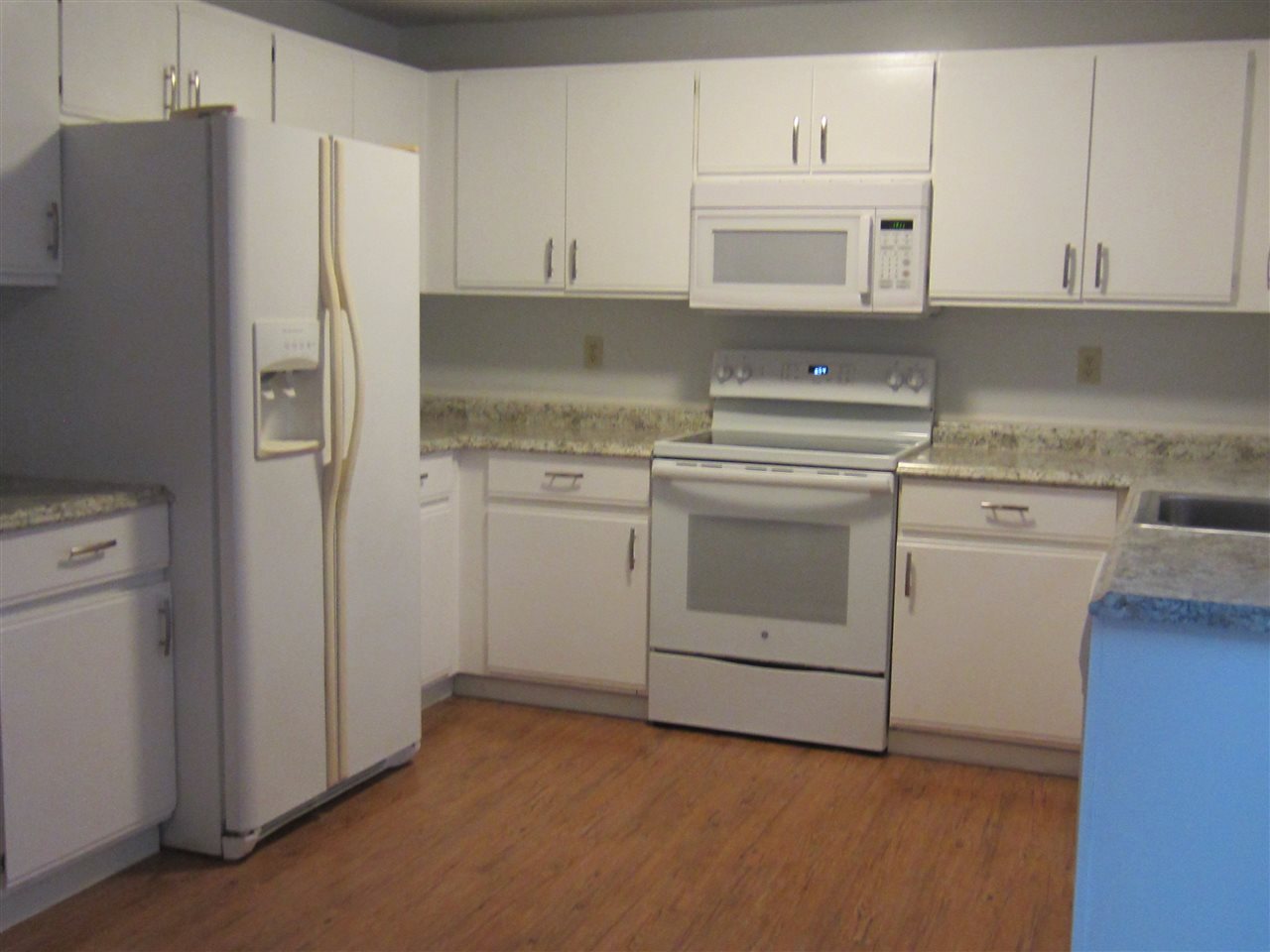 1025 South Mammoth Road, Unit 4 Manchester, NH 03109 - Photo 5 of 17