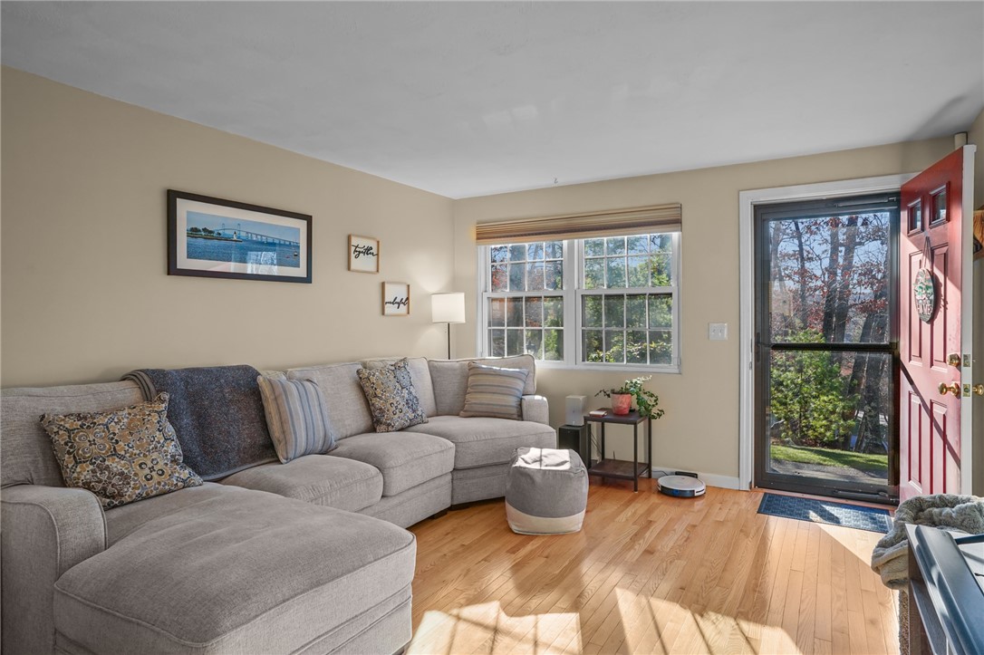 407 Pinewood Drive Smithfield, RI 02917 - Photo 4 of 25