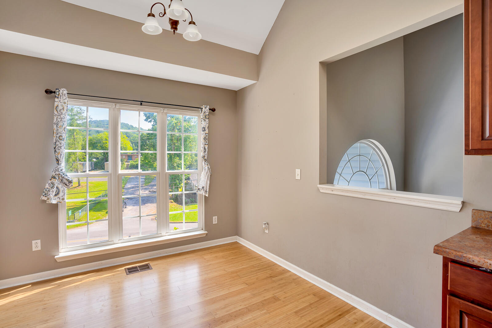 836 Altamont Road Chattanooga, TN 37415 - Photo 8 of 28 836 Altamont - MLS Photos-7