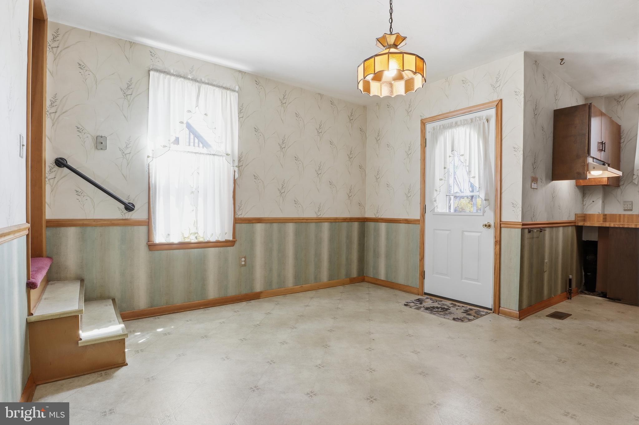 543 Baer Avenue Hanover, PA 17331 - Photo 10 of 51 an empty room with windows and closet