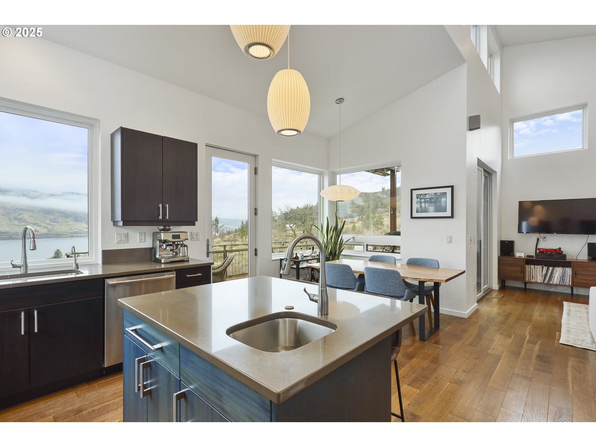 450 Center Street Mosier, OR 97040 - Photo 18 of 46 Kitchen/Dining Room