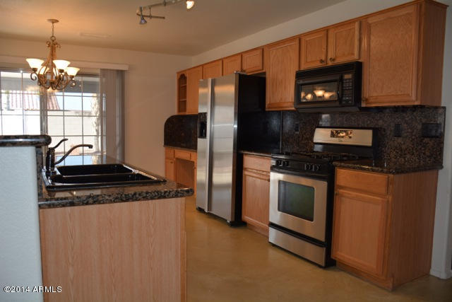 1614 East Fremont Road Phoenix, AZ 85042 - Photo 11 of 25 Kitchen w/Granite Backsplash
