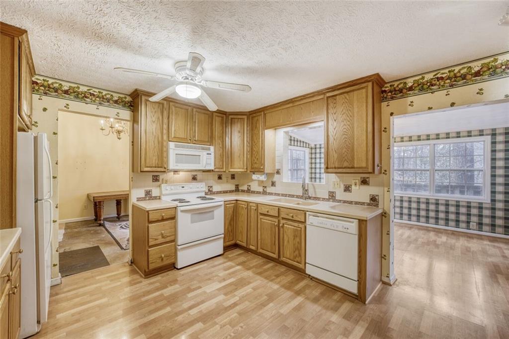 835 Greenvine Trace Roswell, GA 30076 - Photo 5 of 27 a kitchen with a sink stove and cabinets