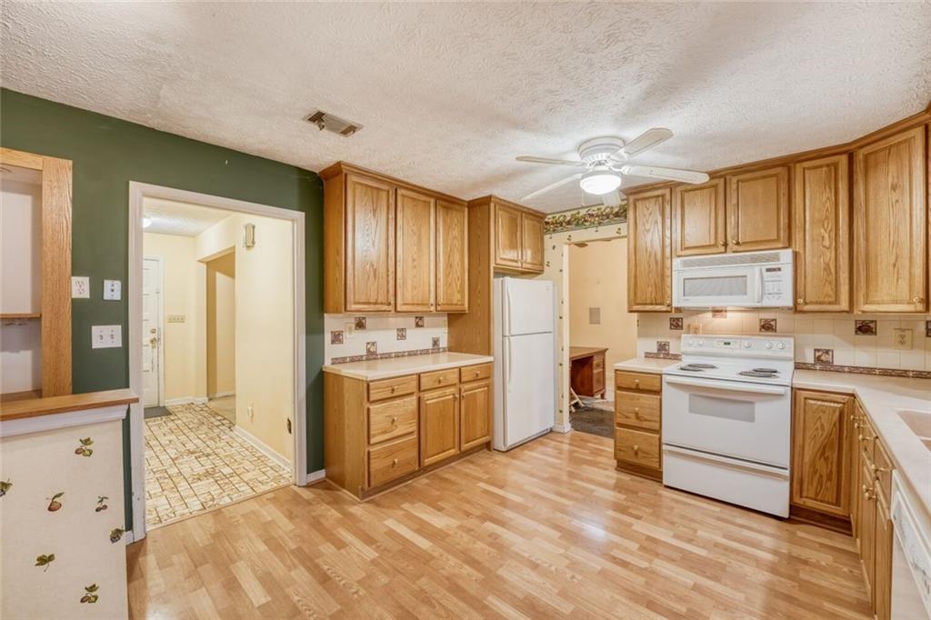 835 Greenvine Trace Roswell, GA 30076 - Photo 6 of 27 a kitchen with a stove a sink and a refrigerator